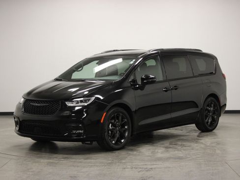 Used 2026 Chrysler Pacifica Limited w/ S Appearance Package FWD image 4