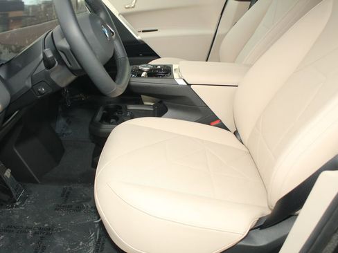 New 2026 BMW iX xDrive45 image 18