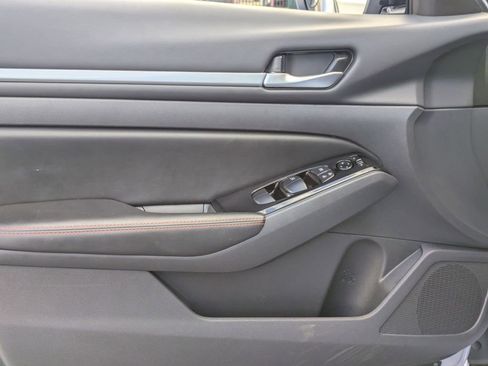 Used 2025 Nissan Altima 2.5 SR image 11