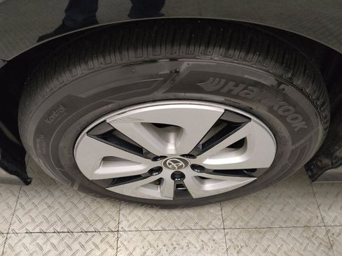 Used 2018 Toyota Prius Four w/ Advanced Technology Package image 31