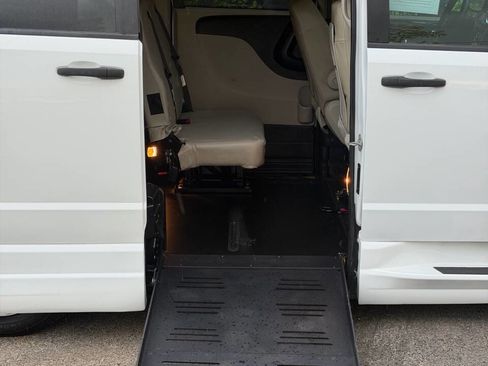 Used 2019 Dodge Grand Caravan SE w/ Power Convenience Group I FWD image 14