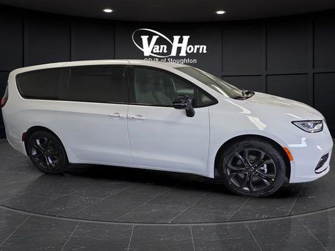 New 2026 Chrysler Pacifica Select image 2
