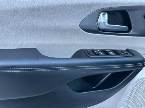 Used 2023 Chrysler Pacifica Touring-L image 10