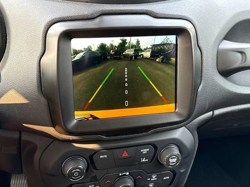 Used 2023 Jeep Renegade Latitude AWD/4WD image 24
