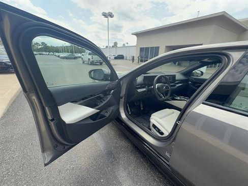 Certified 2024 BMW 530i xDrive w/ M Sport Package image 7