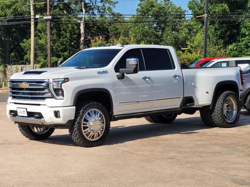 Used 2025 Chevrolet Silverado 3500 High Country w/ Technology Package AWD/4WD image 3