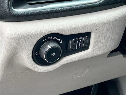 Certified 2024 Chrysler Pacifica Limited AWD/4WD image 10