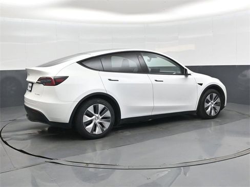 Used 2023 Tesla Model Y Long Range image 3