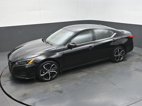 Certified 2025 Nissan Altima 2.5 SR FWD image 29