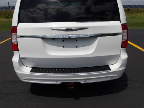 Used 2014 Chrysler Town & Country Touring-L w/ Trailer Tow Group FWD image 39