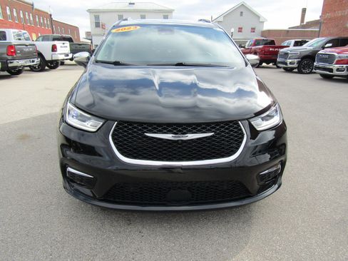 Used 2023 Chrysler Pacifica Limited image 8