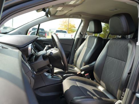 Used 2019 Chevrolet Trax LT w/ LT Convenience Package FWD image 12