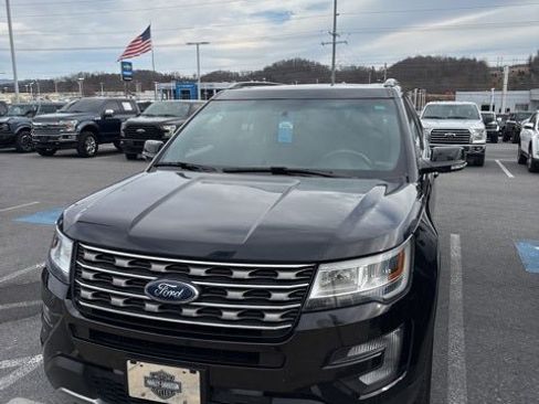 Used 2017 Ford Explorer XLT w/ Equipment Group 202A image 4