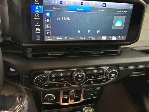 Used 2025 Jeep Wrangler Unlimited Sahara image 19