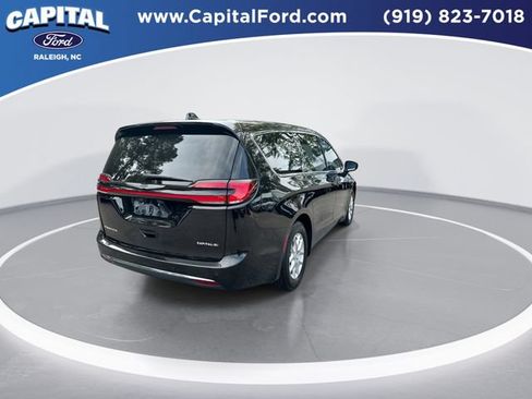 Used 2025 Chrysler Pacifica Select FWD image 8