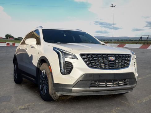 Used 2019 Cadillac XT4 Premium Luxury FWD image 2