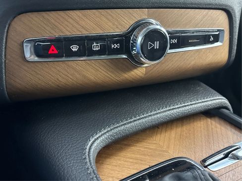 Used 2022 Volvo XC90 T6 Momentum w/ Climate Package image 39