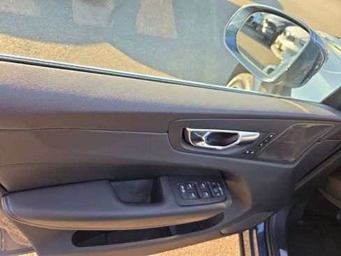 Certified 2023 Volvo XC60 B5 Plus image 3