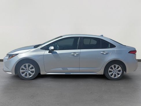 Used 2021 Toyota Corolla LE FWD image 2