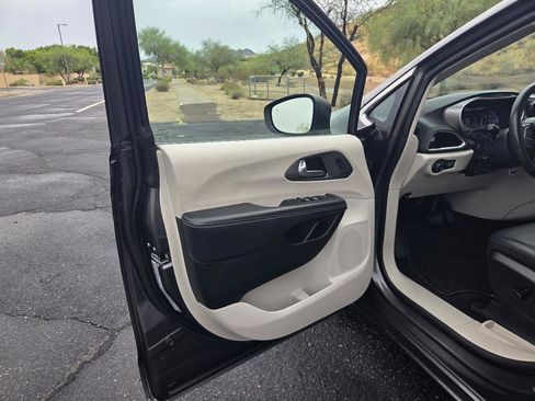 Used 2023 Chrysler Pacifica Touring-L FWD image 10