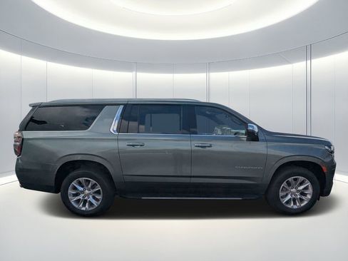 Used 2023 Chevrolet Suburban Premier AWD/4WD image 3
