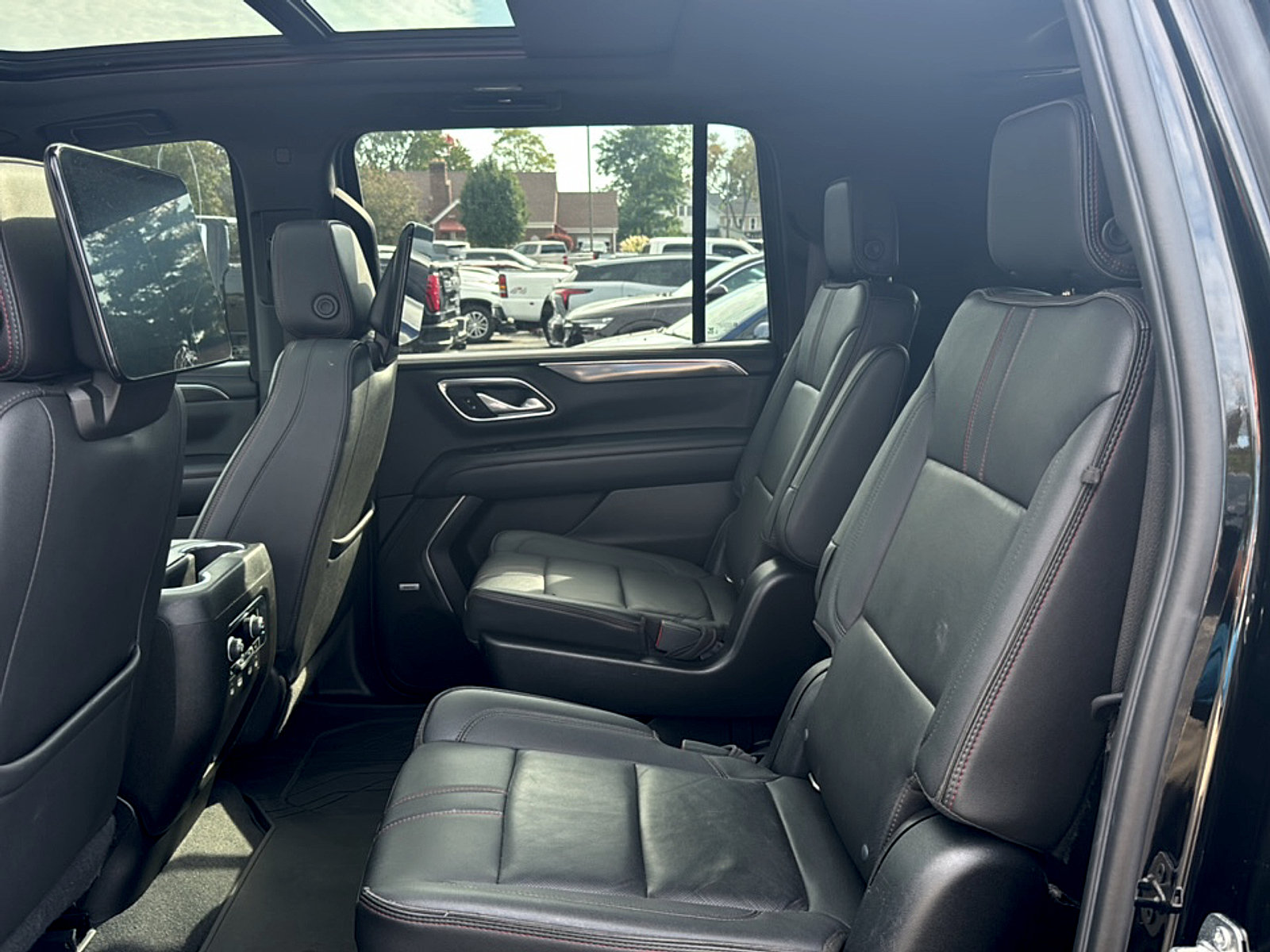 Used 2022 Chevrolet Suburban RST w/ Luxury Package AWD/4WD image 18