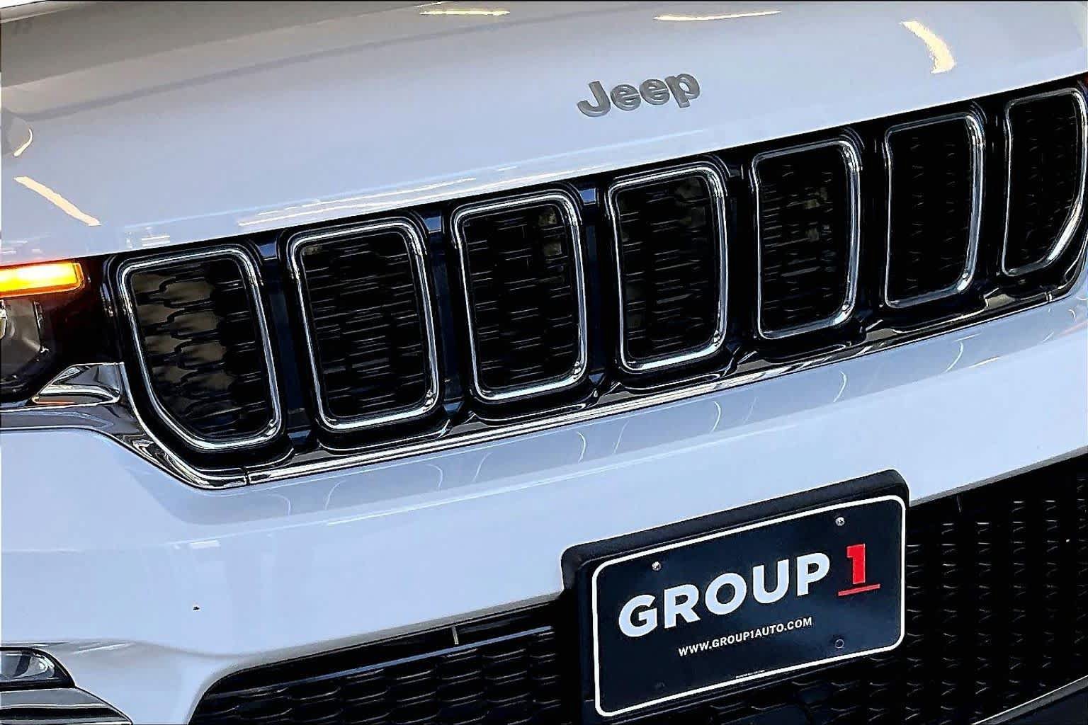 Used 2025 Jeep Grand Cherokee Limited AWD/4WD image 30