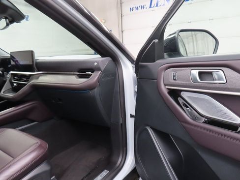 Used 2025 Ford Explorer Platinum image 29