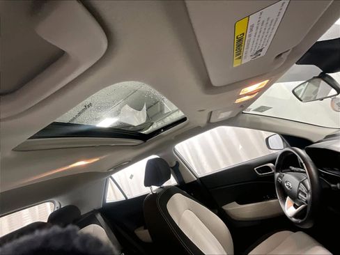 Used 2023 Hyundai Venue SEL image 22