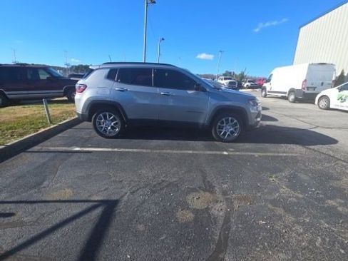 Used 2022 Jeep Compass Latitude image 12