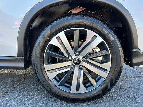 New 2025 Mitsubishi Outlander SE image 14