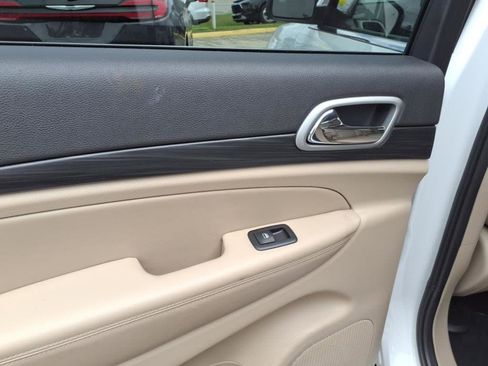 Used 2022 Jeep Grand Cherokee Laredo E image 9