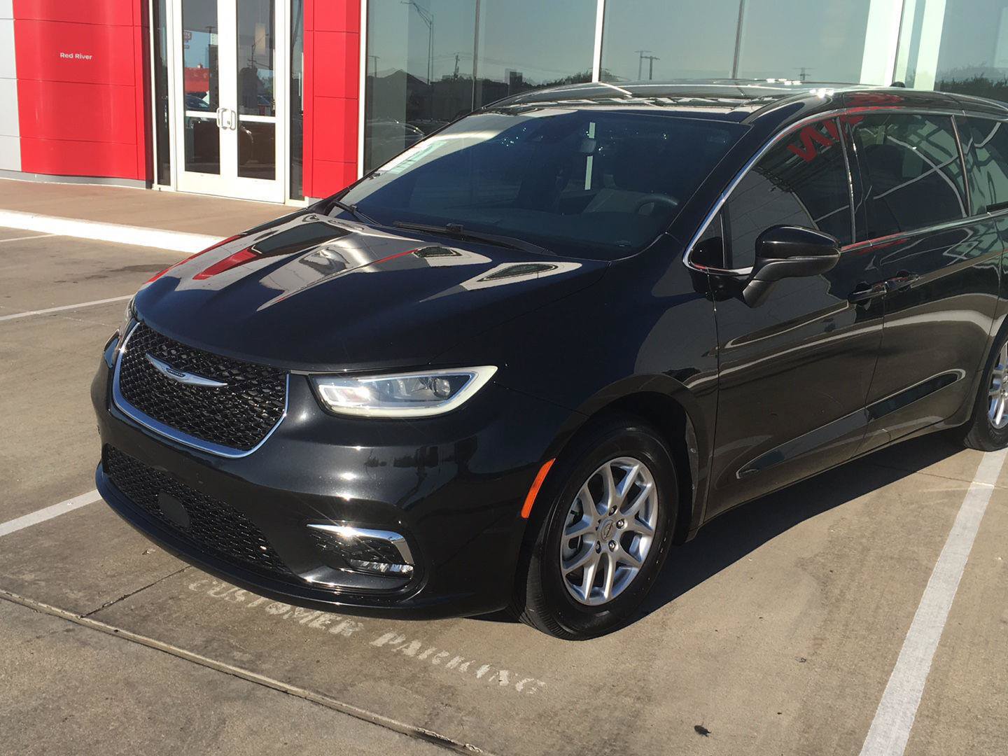 Used 2023 Chrysler Pacifica Touring FWD image 2