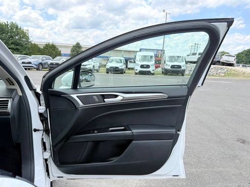 Used 2018 Ford Fusion SE w/ Equipment Group 602A FWD image 19