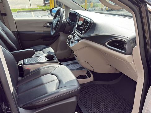 Used 2024 Chrysler Pacifica Limited FWD image 22