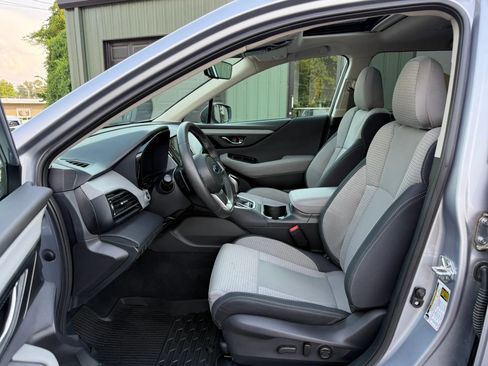 Used 2025 Subaru Outback Premium AWD/4WD image 2