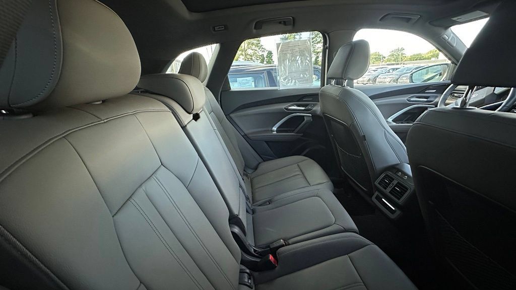 Used 2025 Audi Q5 Premium Plus w/ Premium Plus AWD/4WD image 8