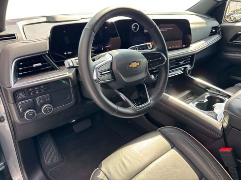 Used 2025 Chevrolet Suburban Premier image 23