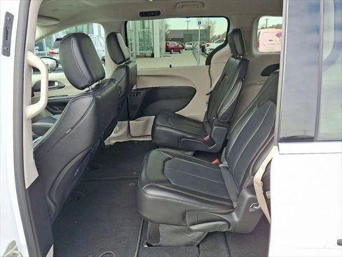 Certified 2024 Chrysler Pacifica Touring-L image 10