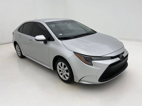 Used 2024 Toyota Corolla LE image 2