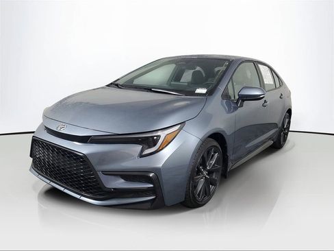 Used 2025 Toyota Corolla SE image 3
