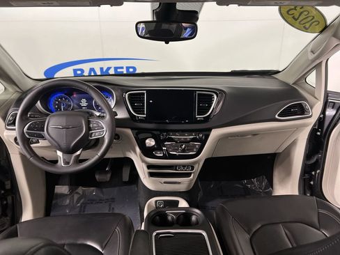 Used 2023 Chrysler Pacifica Touring-L image 20