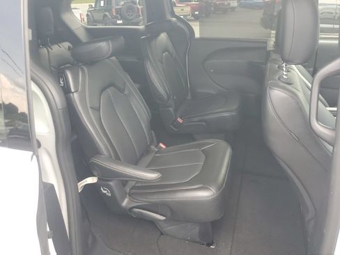 Used 2025 Chrysler Pacifica Select FWD image 6