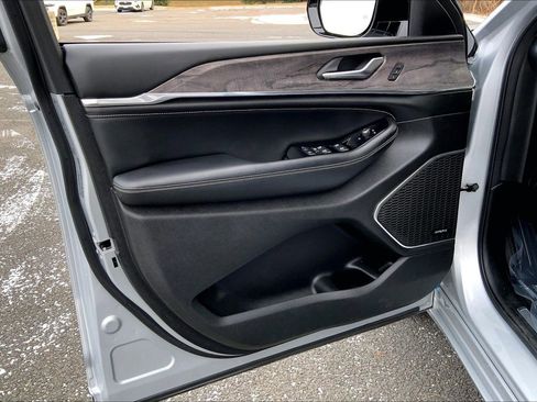 Certified 2024 Jeep Grand Cherokee Overland w/ Trailer Tow Package image 17