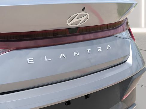 Used 2025 Hyundai Elantra SE FWD image 30