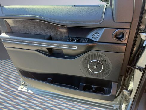 Used 2019 Ford Expedition Limited w/ Equipment Group 302A AWD/4WD image 17