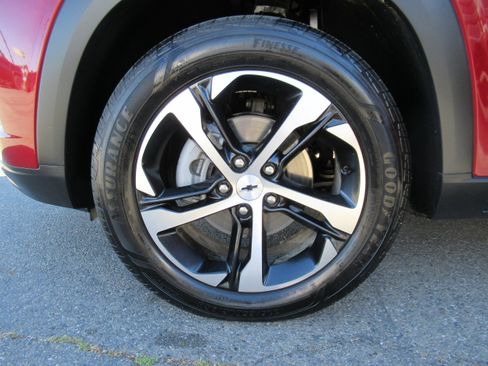 Used 2025 Chevrolet Trax RS w/ Driver Confidence Package FWD image 18