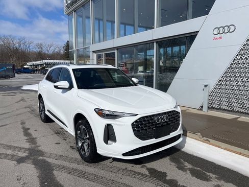 Used 2025 Audi Q5 Premium w/ Convenience Package image 4