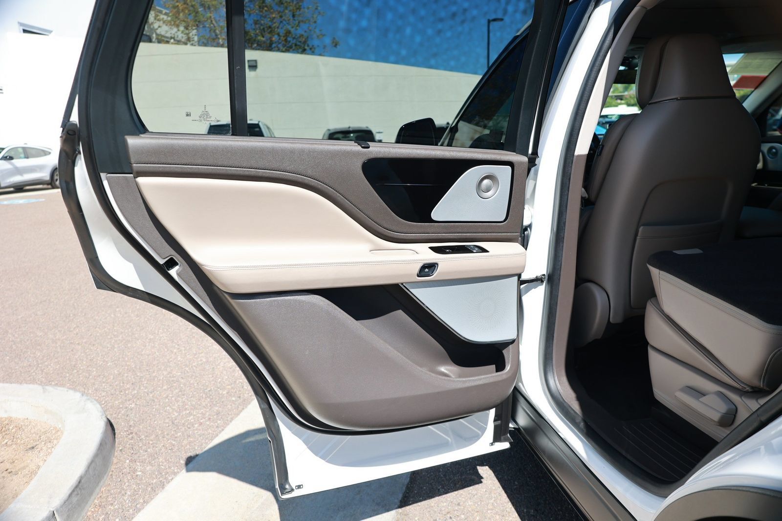 Used 2024 Lincoln Aviator Reserve w/ Equipment Group 201A AWD/4WD image 40