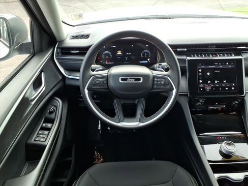 Used 2023 Jeep Grand Cherokee L Laredo image 10